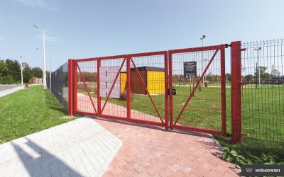 IMG_4835-ok_brama_dwuskrzydlowa_BASTION-_panele_VEGA_B_Light-_słupy_Beta_Safe.-_pump_truck